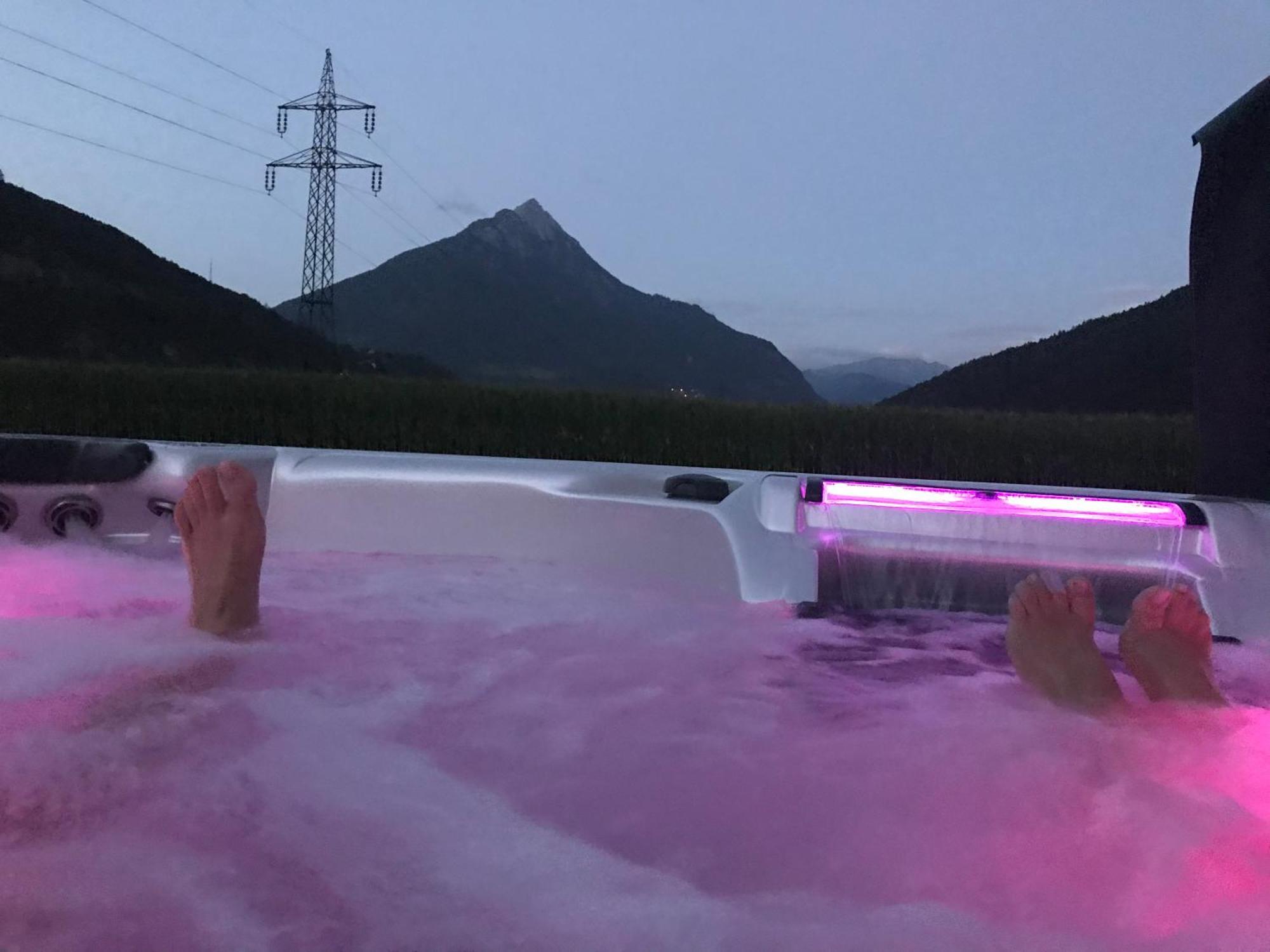 Deluxefort Fuer 10 Gaeste Mit Eigenem Whirlpool Und Fasssauna Imst Kültér fotó